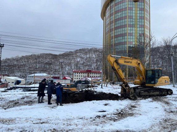 Владимир Солодов раскритиковал ответственных за срыв сроков работ в центре столицы края  Заместитель председатель правительства Камчатского края Сергей Миронов доложил, что подрядная организация, занимавшаяся заменой труб по улице Ленинская, в ноябре столкнулась с тем, что большинство коммуникаций не было обозначено на плане. Это привело к тому, что процесс перекладки труб был задержан.   Проезд к бизнес-центру на Ленинской должен был быть открыт до конца ноября.   Напомним, около 90 канализационных колодцев построят в рамках ремонта сетей на Ленинской в столице Камчатки. В центре Петропавловска-Камчатского — на улице Ленинской — идут работы по перекладке ветхих сетей водоснабжения и водоотведения. Это является важным подготовительным этапом для последующего благоустройства города.    Подробнее    KamchatkaMedia   Прислать новость