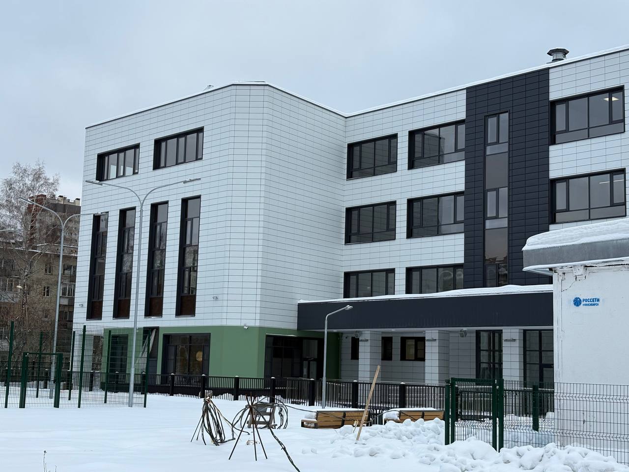 В Новосибирске раньше запланированных сроков построен по нацпроекту дополнительный корпус Экономического лицея В центре Новосибирска благодаря нацпроекту Молодёжь и дети построен и введён в эксплуатацию новый четырёхэтажный корпус Экономического лицея рассчитанный на 250 учеников В здании площадью 6 2 тыс кв м помимо учебных кабинетов обустроены мастерские тренажёрный зал столовая студия телевидения и звукозаписи Подрядчик на объекте проверенный надёжный ему удалось реализовать проект досрочно и ввести школу в эксплуатацию Экономический лицей очень востребованное образовательное учреждение в центральной части Новосибирска и новый корпус станет хорошим подспорьем для дальнейшего развития школы отметил министр строительства региона Дмитрий Богомолов В министерстве подчеркнули что это первый этап работ Вторым этапом планируется реконструкция существующего корпуса лицея