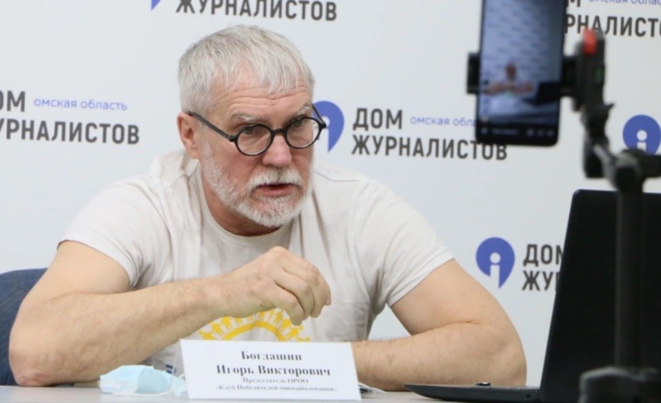 Задержан гендиректор «Омского лекарства» Богдашин В четверг, 3 июля, в Омске был задержан гендиректор АО «Аптечная сеть «Омское лекарство» Игорь Богдашин. Задержание связано с проверкой по факту перебоев с поставками льготных лекарств в госаптеки в начале 2025 года. По данным «Коммерческих» вестях», в первом часу ночи в доме Богдашина проводился обыск. Обвинение топ-менеджеру при этом не предъявлено. Ранее областное министерство имущественных отношений дважды пыталось уволить Богдашина с поста гендиректора «Омского лекарства», но тот дважды оспаривал это в суде и восстанавливался в должности. Правоохранительные органы о задержании Игоря Богдашина не сообщают.