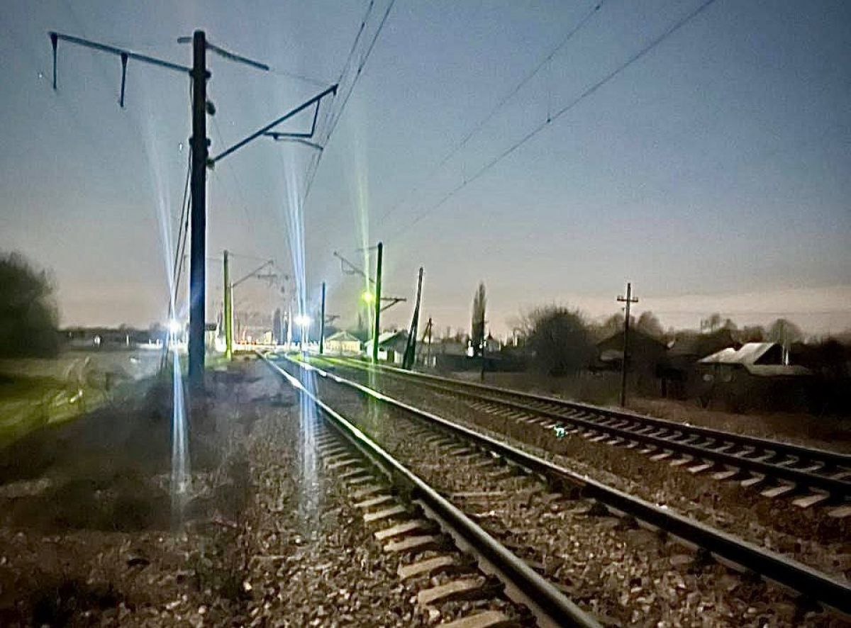 На участке железной дороги в Воронежской области под поездом погиб несовершеннолетний     Обстоятельства смерти юноши устанавливают следователи Западного МСУТ на транспорте СК России. Возбуждено уголовное дело. Известно, что парень переходил железнодорожные пути в неположенном месте.  ↗  Прислать новость   Подписаться