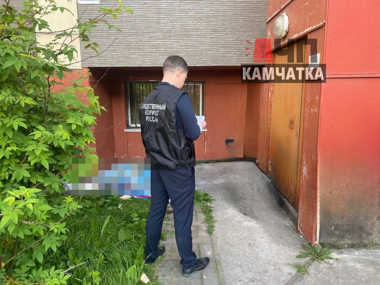 СК России проверяет обстоятельства гибели мужчины в Петропавловске-Камчатском  Следственный отдел по городу Петропавловск-Камчатский проводит проверку по факту гибели 26-летнего мужчины, который утром 20 июля выпал из окна шестого этажа дома на улице Савченко, сообщили "ЧП Камчатка" в СК. По предварительной информации, молодой человек погиб на месте.  Следователи тщательно изучают все обстоятельства произошедшего. По результатам проверки будет принято соответствующее процессуальное решение в рамках уголовно-процессуального законодательства.  В настоящее время устанавливаются причины и условия, которые привели к трагическому происшествию. Следственные органы призывают граждан, располагающих какой-либо информацией о данном инциденте, сообщить об этом в следственный отдел.