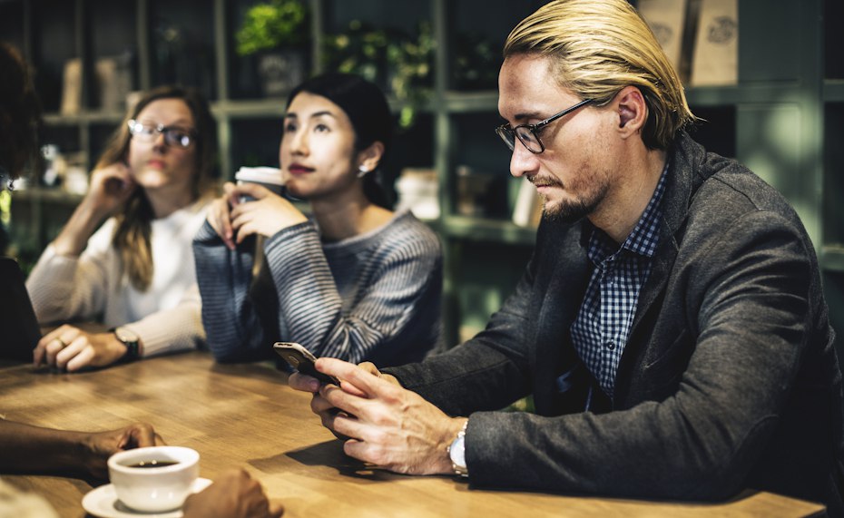 В Госдуме оценили перспективы появления Telegram в белом списке интернет ресурсов Глава комитета Госдумы по информационной политике Сергей Боярский в интервью Фонтанке заявил что Telegram никогда не войдёт в белый список мессенджеров работа которых обеспечивается при ограничениях связи По словам депутата администрация Telegram частично взаимодействует с Роскомнадзором удаляя часть запрошенных материалов однако этого недостаточно для снятия всех претензий Боярский отметил что контакт с Telegram всё же существует но мессенджер годами не выполняет требования о локализации данных борьбе с экстремизмом и сотрудничестве с правоохранительными органами Ранее Роскомнадзор анонсировал продолжение последовательных ограничений работы Telegram в России в связи с отказом удалять запрещённый контент и противодействовать мошенничеству В суд переданы семь административных протоколов в отношении мессенджера на десятки миллионов рублей iguides