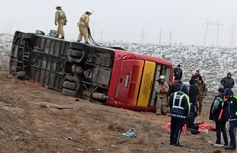 В Навои опрокинулся автобус с 47 пассажирами есть погибшие и пострадавшие   repost uz syexal s proezjey chasti Подписывайтесь на Repost