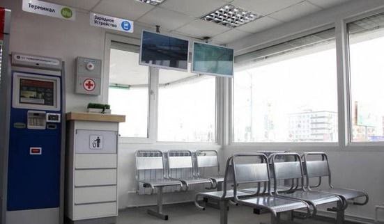 Количество камер наблюдения в Якутске планируют довести до 1 тысячи Мэр Якутска Евгений Григорьев сообщил в своем телеграм канале о планах по увеличению числа камер видеонаблюдения в столице до 1000 единиц На данный момент в городе установлено 849 камер что значительно больше чем пять лет назад когда их было всего около 100 Евгений Григорьев также отметил что до конца года будут установлены камеры на набережной озера Талое Это решение стало ответом на недавний инцидент когда вандалы повредили скамейку и выбросили ее в воду В результате выяснилось что территория набережной не была оборудована камерами что затруднило поиск злоумышленников Подробнее читайте по ссылке yk24 ru в MAX Telegram ВК VK Видео