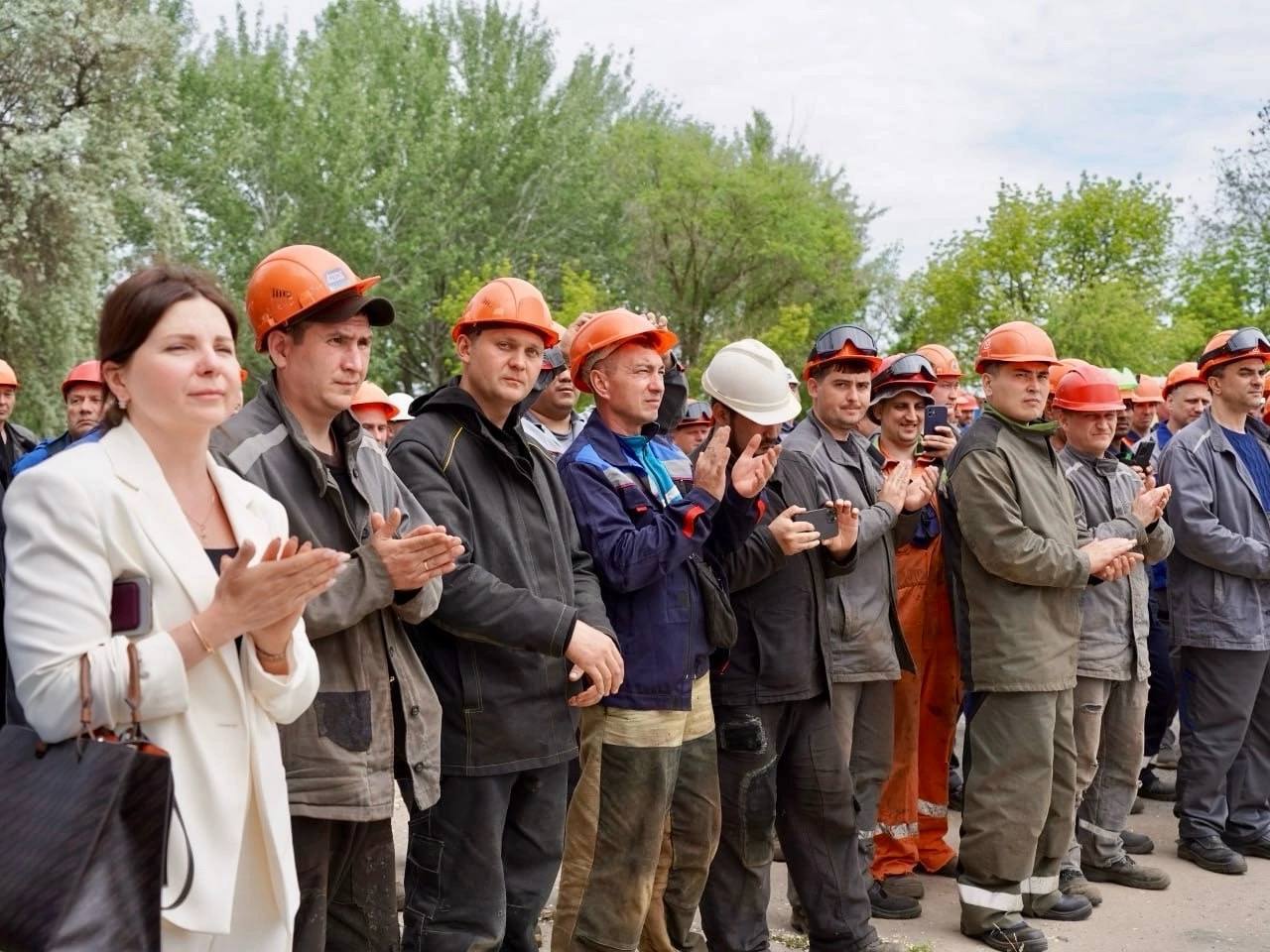 В Астраханской области спустили на воду два новых судна. Несамоходный фрезерный земснаряд высокой производительности «Николай Гричановский» и судно обеспечения построены на верфях компании «Стройлидерплюс» для нужд Росморпорта. Земснаряды этой серии уже доказали эффективность и стали самыми мощными представителями своего класса среди отечественных техсудов. Они обеспечивают дноуглубление в Волго-Каспийском морском судоходном канале, что позволяет наращивать грузооборот наших портов. В прошлом году он достиг рекордных показателей за последнее десятилетие – свыше шести миллионов тонн грузов. Благодарю астраханских корабелов за вклад в развитие российского судостроения!