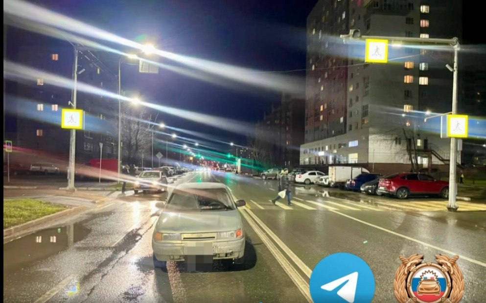 В Уфе напротив дома 28 по ул Г Мушникова 21 летний водитель на ВАЗ 2112 сбил женщину которая переходила дорогу по пешеходному переходу без светоотражающих элементов Пострадала 53 летняя уфимка её госпитализировали По факту ДТП проводится административное расследование