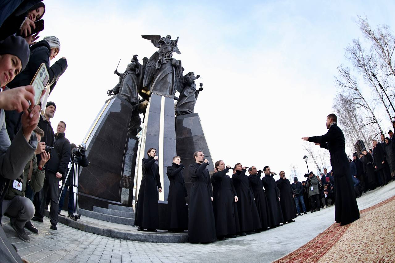 С памятником Архистратигу Михаилу в Челябинске появится новая традиция венчания   gubernia74 ru articles society 1137106 Сегодня 21 ноября в церковном календаре отмечается праздник посвященный Собору Архистратига Михаила и прочих Небесных Сил бесплотных известный также как Михайлов день В этот день у Христорождественского кафедрального собора Челябинска состоялось открытие первой в России скульптуры посвященной Собору На церемонии освящения памятника губернатор Челябинской области Алексей Текслер отметил что вместе с памятником в Челябинске теперь появится новая традиция венчания Мы сегодня обсудили с владыкой Алексием что у нас будет новая традиция во время венчания сюда будут приходить молодожены и обходить памятник три раза Это будет уникальная традиция нашего региона говорит Алексей Текслер   t me chgub