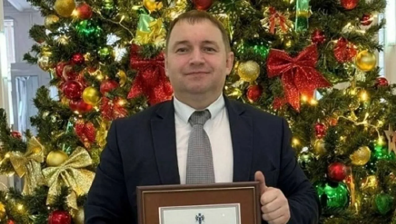 СМИ начальник из новосибирской ветеринарии найден мертвым Одна из версий которую рассматривают следователи самоубийство Об этом сообщает Сибирский экспресс со ссылкой на источник Речь идет о главе отдела организации противоэпизоотических и карантинных мероприятий управления ветеринарии Новосибирской области Сергее Туре Его нашли в личном автомобиле с огнестрельным ранением У мужчины по данным журналистов осталось двое детей Весной в регионе ввели режим ЧС из за вспышек бешенства и пастереллёза у домашнего скота Животных массово изымали у владельцев и уничтожали в том числе вакцинированных После этого в управление ветеринарии в компетенцию которого как раз и входит контроль за вакцинацией и заболеваниям пришли с проверками Кроме того был уволен глава местного минсельхоза из за накопившихся претензий Читайте меня в MAX   max ru bloodysx