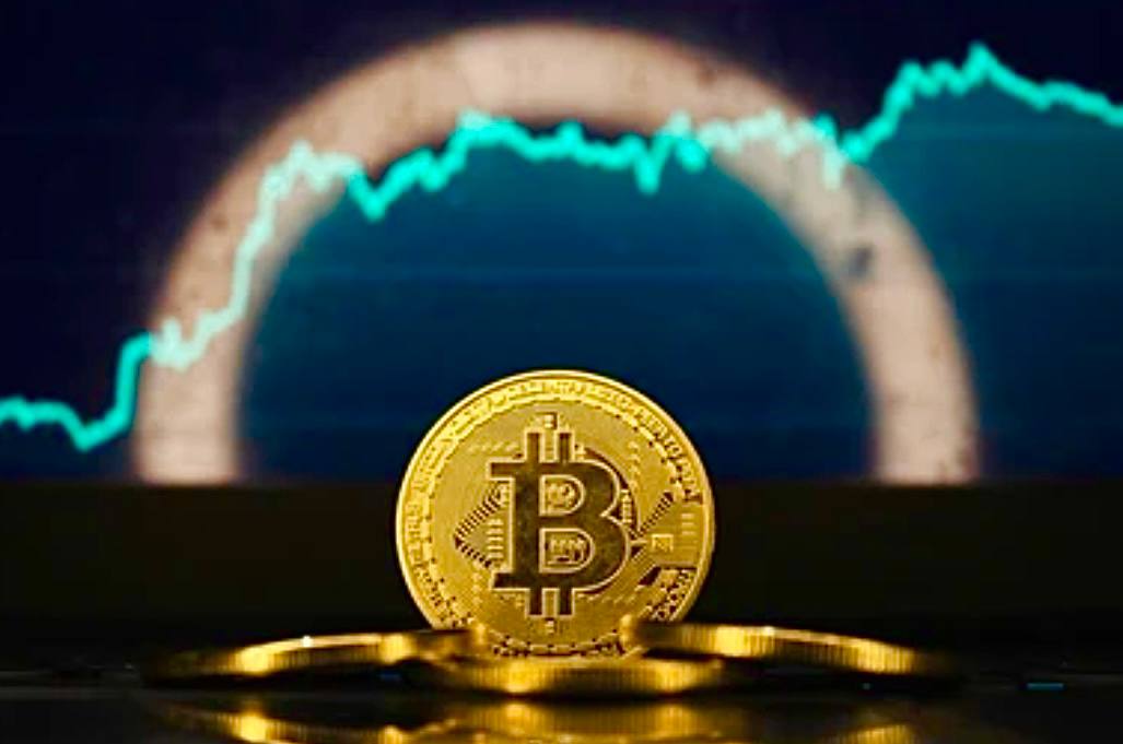 Интерес к биткоину растет. Ожидать ли $200 000? Сейчас многие аналитики снова заговорили о цели в $200 000 за BTC до конца года и это вполне реально. Сейчас его цена - $109 000. Сейчас хорошую капитализацию дают ETF на биткоин в США, через которые фонды и крупные инвесторы активно покупают биткоин. На данный момент совокупный объем BTC превышает $2,16 трлн. У биткоина ограниченный выпуск – всего 21 млн. монет. Уже выпущено более 19,7 млн. BTC, на рынке свободно обращается меньше 3 миллионов, остальные на кошельках и у долгосрочных инвесторов. Высокая ставка ФРС США сейчас ослабляет доллар и тормозит рост рисковых активов, возможны новые запреты и регулирование криптобирж. Для роста BTC до $200 000 будет, но для этого нужны: рост интереса институционалов, мягкая монетарная политика ФРС, сохранение глобального тренда на развитие крипторынка #BTC