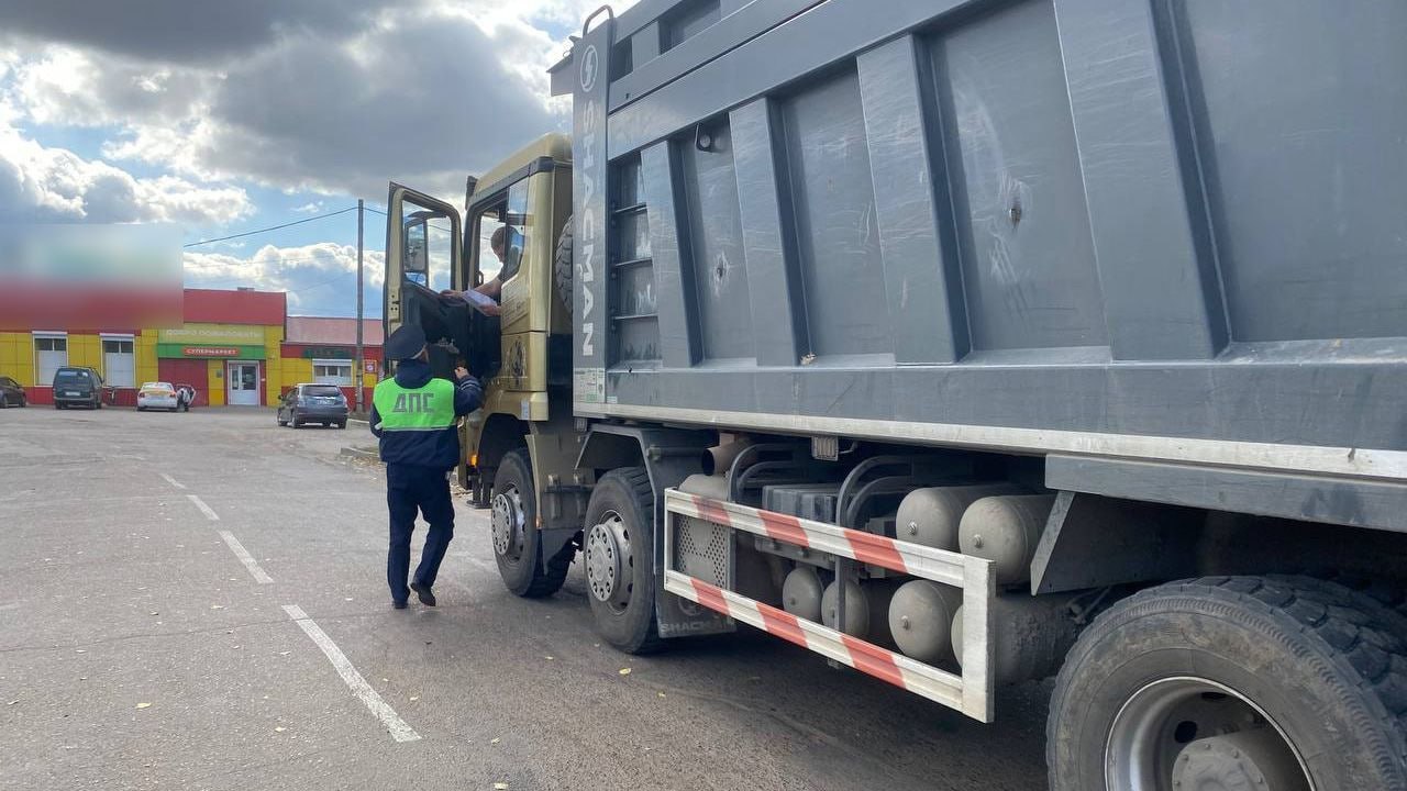 Большегрузам запретят ездить в жару по асфальту в Улан-Удэ  С 1 июля по 31 августа в Улан-Удэ ограничат проезд тяжелых грузовиков по асфальтовым дорогам. Запрет будет действовать, если днем температура поднимется выше +32 градусов.   - Это необходимо для того, чтобы дороги меньше разрушались от жары, - сообщили в комитете по транспорту.   В этот период большегрузы, нагрузка на ось или группу осей которых превышает допустимые нагрузки, будут ездить по городскому асфальту только с 22 до 10 часов.   Ограничение не касается пассажирских автобусов, в том числе международных рейсов, транспорта, перевозящего грузы для ликвидации последствий стихийных бедствий или ЧС. Также запрет не затронет автомобили, доставляющие материалы и дорожно-строительную технику для аварийно-восстановительных и ремонтных работ.