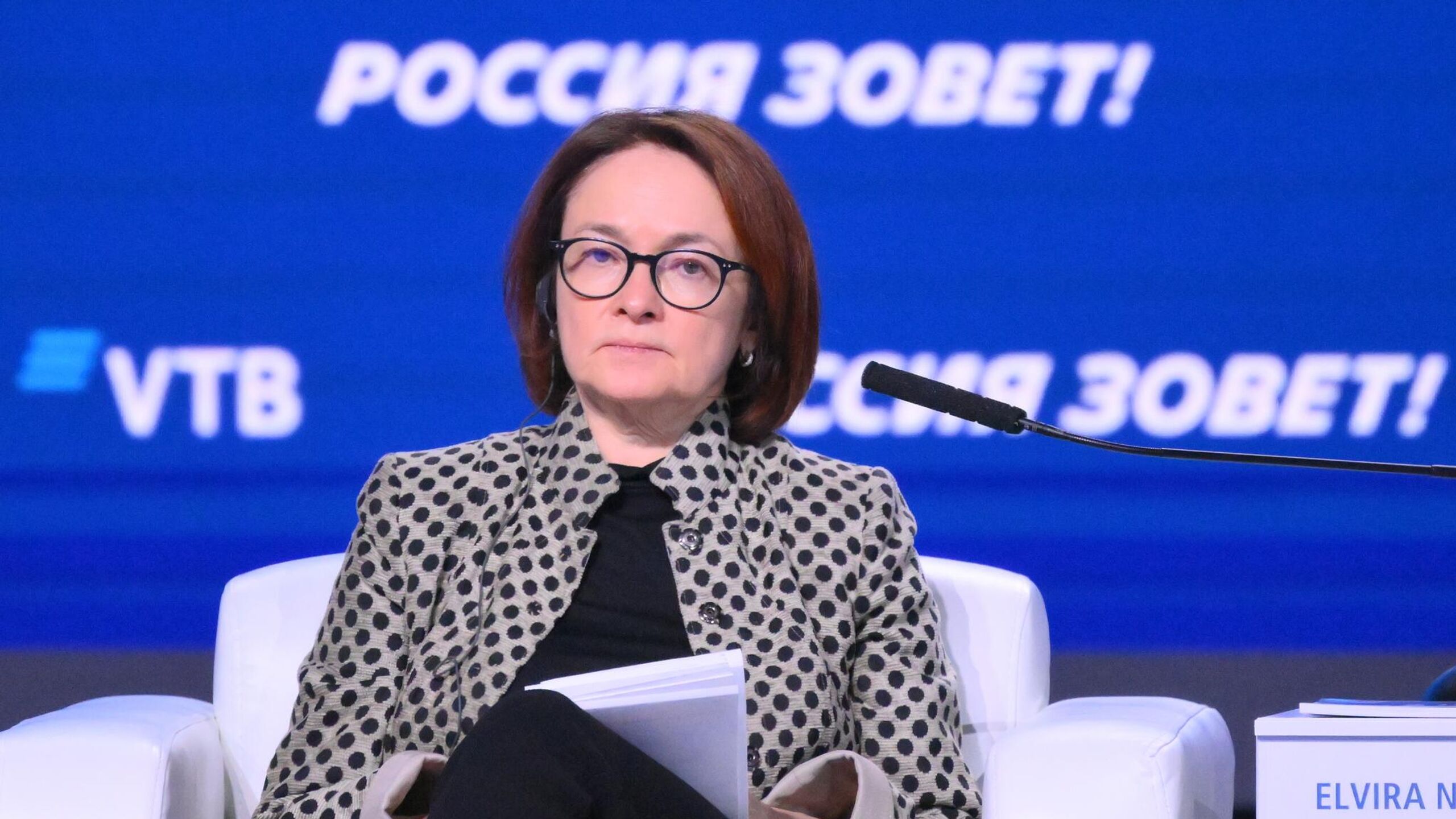 Майнинг криптовалют является одним из факторов крепкого курса рубля заявила глава Банка России Эльвира Набиуллина Что касается майнинга наверное оценить количественно его влияние сейчас затруднительно потому что значительная часть майнинга все равно находится в серой зоне Но в любом случае этот майнинг появился не в этом году То есть нельзя укрепление курса связать именно с тем что он как то резко вырос Он и существовал Наверное какое то увеличение есть Тем не менее майнинг является действительно одним из дополнительных факторов крепкого курса рубля сказала она в ходе пресс конференции