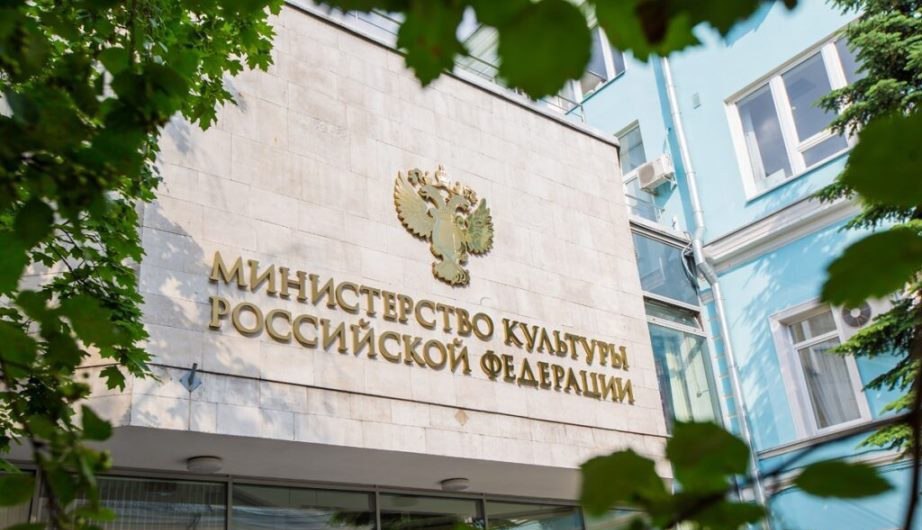 Закон о традиционных ценностях будет применяться ко всем фильмам и сериалам Министерство культуры РФ сможет проверять ранее вышедшие фильмы и сериалы на соответствие нормам о традиционных ценностях или в случае вступления в силу новых запретов. Об этом рассказала председатель комитета Госдумы по культуре Ольга Казакова. По ее словам, закон будет распространяться на все вышедшие кинокартины, включая контент онлайн-кинотеатров. К концу марта 2026 года планируется конкретизировать для экспертов Минкультуры те понятия, которые будут считаться антиподами к традиционным ценностям. Фильмы должны будут соответствовать 17 традиционным ценностям, перечисленным в подписанном в 2022 году указе президента — среди них жизнь, достоинство, права и свободы человека, гуманизм, патриотизм, крепкая семья и другие. Казакова отметила, что закон не запрещает показ на экране трудных жизненных ситуаций развод, одиночное воспитание детей и т.д. . Но фильмы не должны «пропагандировать отрицание наших ценностей».