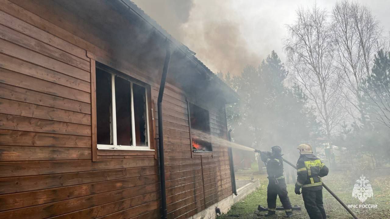 Пожарно-спасательные подразделения ликвидировали пожар в Старорусском районе   Сегодня в 13.48 в экстренные службы поступило сообщение о пожаре в деревне Ночевалово Старорусского района. На момент прибытия пожарно-спасательных подразделений горело внутри частного жилого дома.   В 16.05 пожар ликвидирован. Уничтожены внутренняя отделка и имущество дома, повреждена внешняя отделка. Спасено строение дома.   Сведений о погибших и пострадавших не поступало. Причину пожара устанавливают органы дознания. Среди версий рассматривается вероятность аварийного режима работы электросети и электрооборудования.