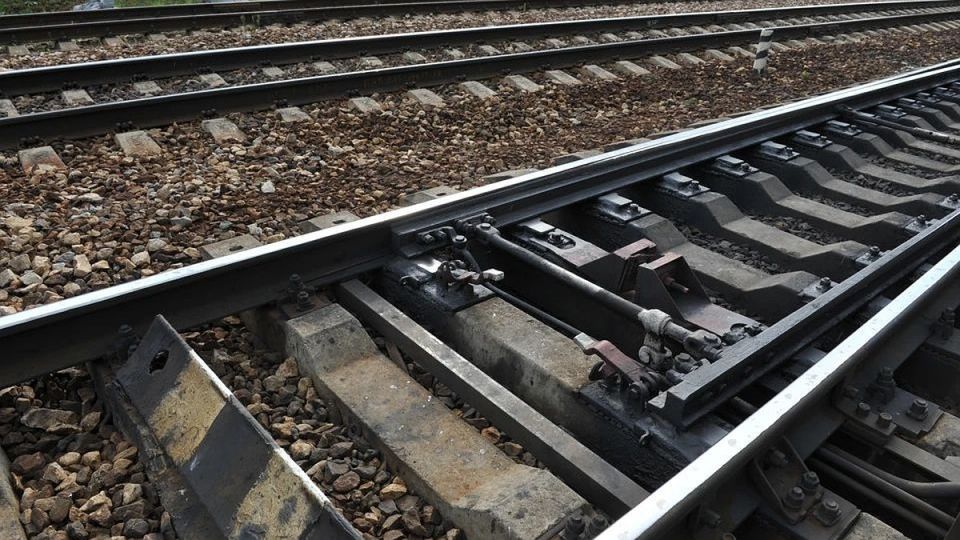 12 поездов в Крым задержались в пути: что произошло На данный момент задерживаются 12 поездов перевозчика «Гранд сервис экспресс», следующих в Крым и из него. Об этом сообщается в официальном Telegram-канале сервиса. Как отмечается в публикации, по состоянию на 9 утра пятницы, 19 июля, многие направлявшиеся в Крым поезда задерживаются на значительное время. Так, например, состав Омск-Симферополь с отправлением 16.07 опаздывает примерно на 6 часов, состав Москва-Симферополь с отправлением 18.07 – на семь часов. Аналогичная ситуация со вторым таким же поездом. Рейс Санкт-Петербург-Симферополь, отправившийся 18.07, задерживается на пять часов. Похожая ситуация с поездами, едущими из Крыма. Так, два состава, движущиеся по маршруту Симферополь-Москва и отправившиеся 18.07, задержи... Подробнее>>>