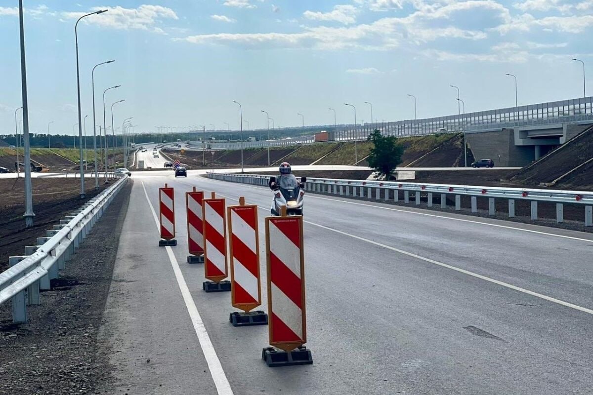 В Ростовской области 5 октября открывают ключевую развязку Уже в эту пятницу 5 декабря в Аксайском районе пос Темерницкий введут в эксплуатацию новую эстакаду Северный радиус в составе большого Ростовского транспортного кольца Это уже третий крупный объект в проекте после моста через Ростовское море и двух других развязок Что важно Строительство радиуса начали в 2022 году Протяженность нового участка кольца 14 км Инвестиции в проект 2 5 млрд рублей Зачем это нужно Чтобы разгрузить подъезды к Ростову и улучшить логистику в агломерации