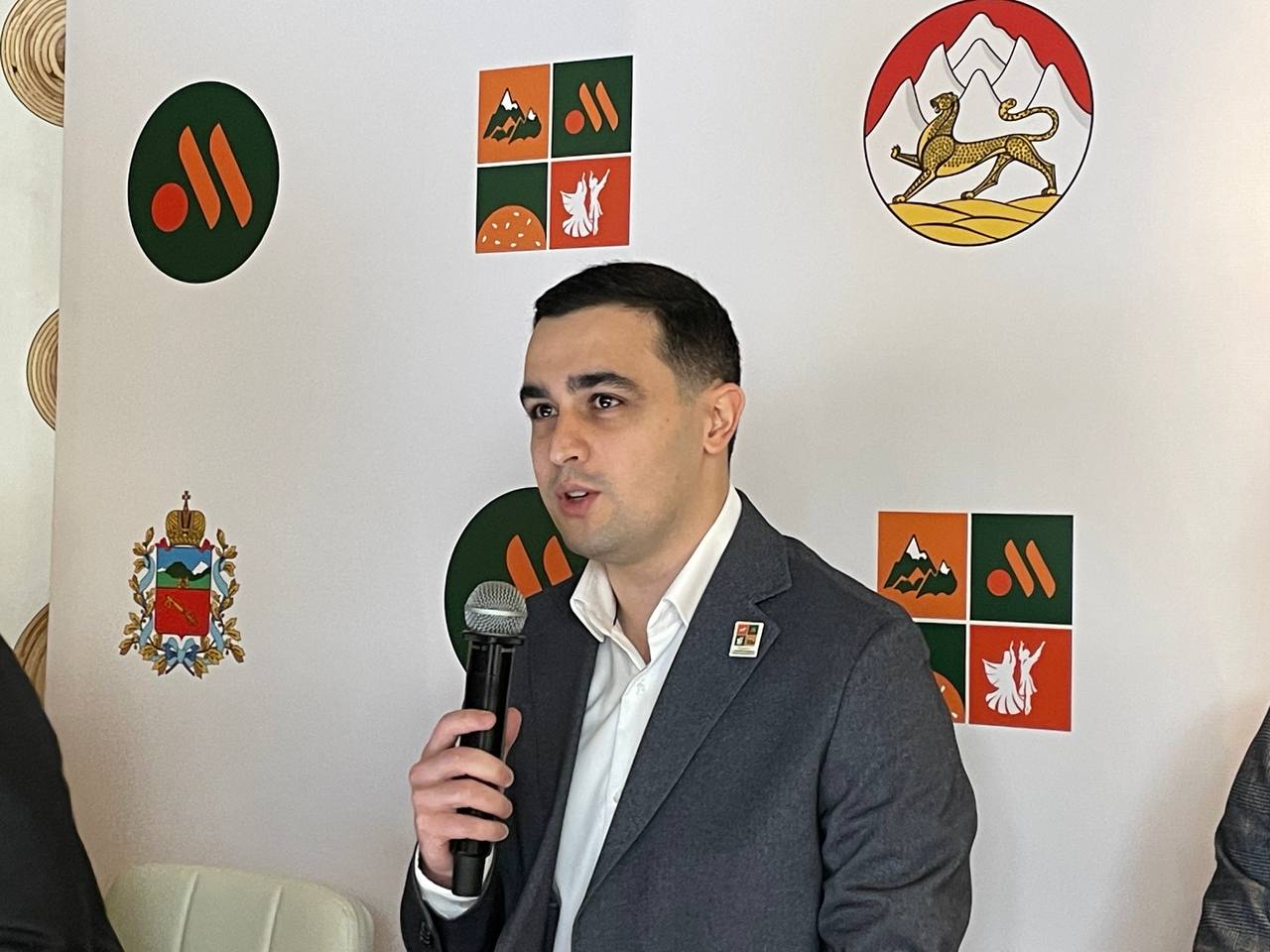 Вкусно и точка откроет до трех предприятий во Владикавказе Об этом сегодня на пресс конференции во время открытия заведения на проспекте Мира сообщил гендиректор компании Кавказ и Точка Инал Гучев По его словам инвестиции в экономику Владикавказа составят более 600 млн рублей За пять лет компания планирует вложить более 200 млн рублей налогов в республиканский бюджет Будет создано более 250 рабочих мест Сейчас на предприятии трудоустроены 60 человек из числа местных жителей Зарплата при полной выработке составляет 60 5 тыс рублей с предоставлением полного соцпакета Гучев выразил уверенность что Вкусно и точка займет свою нишу на рынке общепита во Владикавказе Мы давно планировали выход во Владикавказ изучали рынок общепита Он действительно развит Я думаю что мы уверенно займем свою нишу И наш гость будет радоваться вкусной еде и приятным впечатлениям Во Владикавказе есть заведения и подороже и подешевле Я считаю что наша ниша жизнеспособна даже при такой серьезной конкуренции сказал гендиректор компании С ним согласился и директор по франчайзингу Вкусно и точка Виталий Шеленин Для нас Владикавказ и Осетия в целом приоритетны Мы не боимся конкуренции среди других предприятий общепита быстрого обслуживания потому что уверены в наших стандартах Мы всегда рады приветствовать любых посетителей сказал он Гучев в свою очередь пояснил что ООО Кавказ и Точка зарегистрированное в Нальчике является франчайзи партнером системы правообладателя бренда Вкусно и точка Всего в СКФО компания планирует открыть до 15 предприятий в ближайшие пять лет Подписывайтесь на Abon