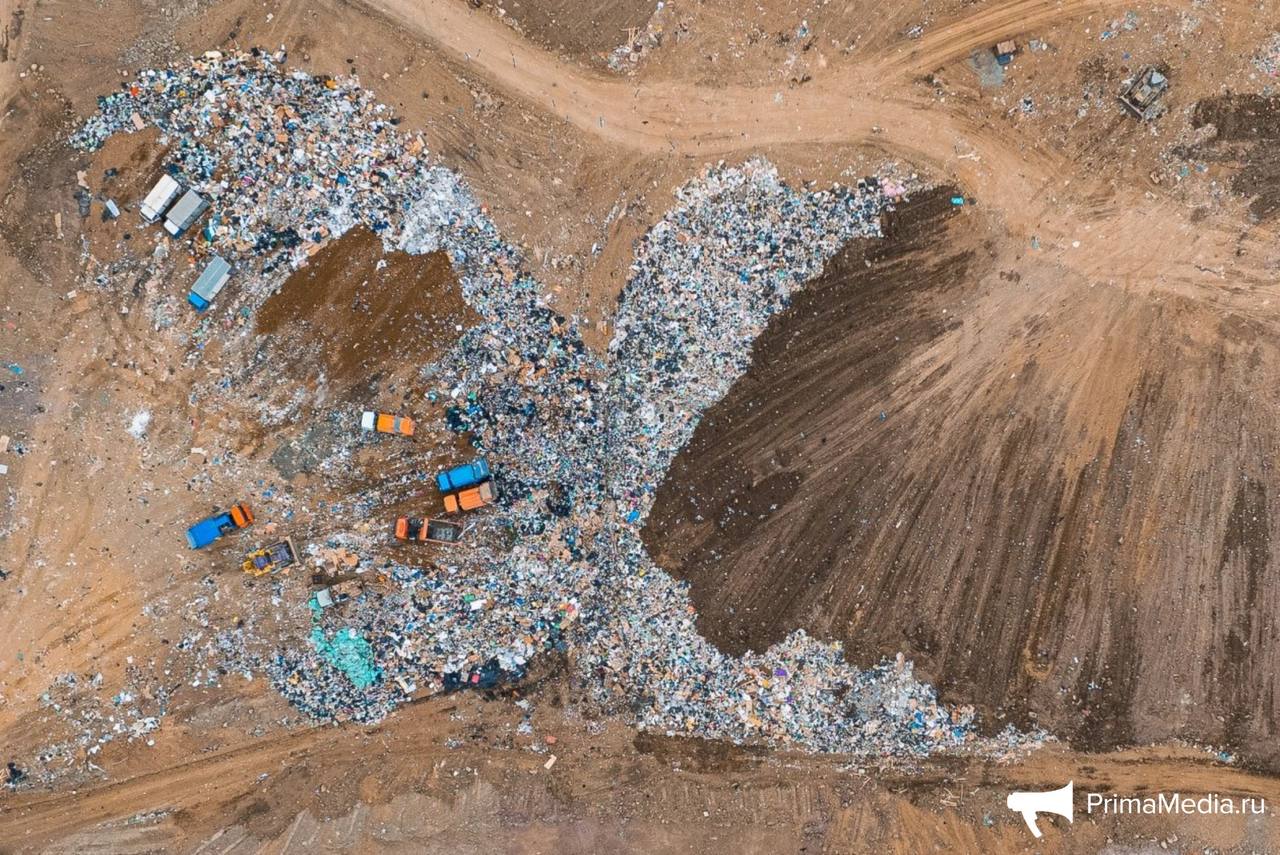 Будущие мусорные кластеры Приморья начнут обретать очертания в 2026 году Сразу несколько аукционов на выполнение инженерных изысканий разработку проектной и рабочей документации в рамках строительства крупных мусорных комплексов Приморья было опубликовано на госзакупках 16 в конце 2025 декабря До конца лета подрядчики должны выполнить контракты а это значит что уже в этом году будущие кластеры обретут свои очертания ИА PrimaMedia решило напомнить на каком этапе сегодня находится реализация мусорной реформы в регионе Согласно распоряжению правительства России 19 регионов России включая Приморский край получили право заключать концессионные соглашения для создания объектов по обращению с отходами Это позволяет ускоренно развивать необходимую инфраструктуру в сфере экологии Как сообщила генеральный директор РЭО Ирина Тарасова на Дальнем Востоке планируется масштабное обновление системы обращения с отходами В регионе появятся современные комплексы по сортировке переработке и утилизации мусора Общий объём инвестиций в проекты свыше 13 млрд рублей а совокупная мощность объектов составит около 260 тысяч тонн отходов в год  Узнать подробнее что собой представляют проекты можно в материале   PrimaMedia в       подпишись 18