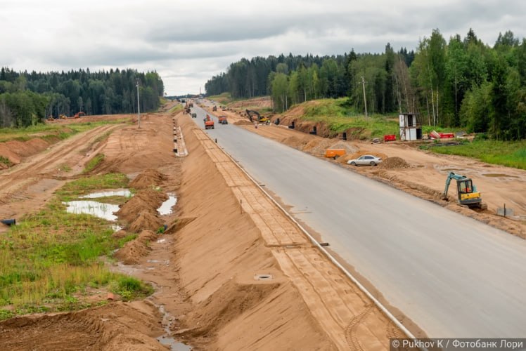 Счетная палата насчитала полтриллиона на ремонт дорожных недоработок Счетная палата вскрыла масштабные нарушения в дорожном строительстве бюджет теряет миллиарды а бизнес сталкивается с рисками из за некачественной инфраструктуры В трех регионах Нижегородская и Тамбовская области Якутия госзаказчики завышали стоимость и объемы работ принимали и оплачивали невыполненные работы Сумма нарушений 7 1 млрд рублей Часть средств 794 3 млн вернули в бюджет только после проверки Но главная проблема дефицит финансирования дорожных работ для достижения плановых показателей к 2030 году Регионам не хватает 443 8 млрд рублей Это ставит под угрозу выполнение нацпроектов и создает риски для логистических компаний которые зависят от качества дорожной сети Подробности читайте на портале Логирус