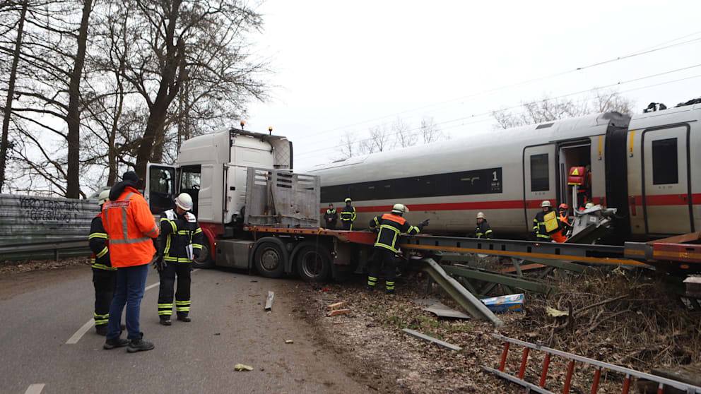 В Германии скоростной поезд с 300 пассажирами на борту столкнулся с грузовиком  Авария произошла на железнодорожном участке Гамбург-Харбург – Машен  Нижняя Саксония . Скоростной поезд ICE компании Deutsche Bahn, несмотря на экстренное торможение, на огромной скорости врезался в грузовик. По словам представителя пожарной службы, есть как минимум два пострадавших. Другие СМИ сообщают о большем числе раненых, среди которых как минимум один человек в тяжёлом состоянии — предположительно, водитель грузовика. На месте происшествия работают спасательные службы, включая вертолёт скорой помощи.  Инцидент произошёл в гамбургском районе Рённебург. На месте аварии — огромное количество обломков, грузовик сильно повреждён.  По данным издания Hamburger Abendblatt, задняя часть грузовика, предположительно, находилась на рельсах в момент приближения поезда. Сообщается, что грузовик принадлежит компании, производящей железнодорожные комплектующие.  По информации издания, металлические детали, перевозимые в прицепе грузовика, разбросало вдоль железнодорожного полотна. Полиция организовала эвакуацию пассажиров, вызвав автобусы для их транспортировки с места аварии.