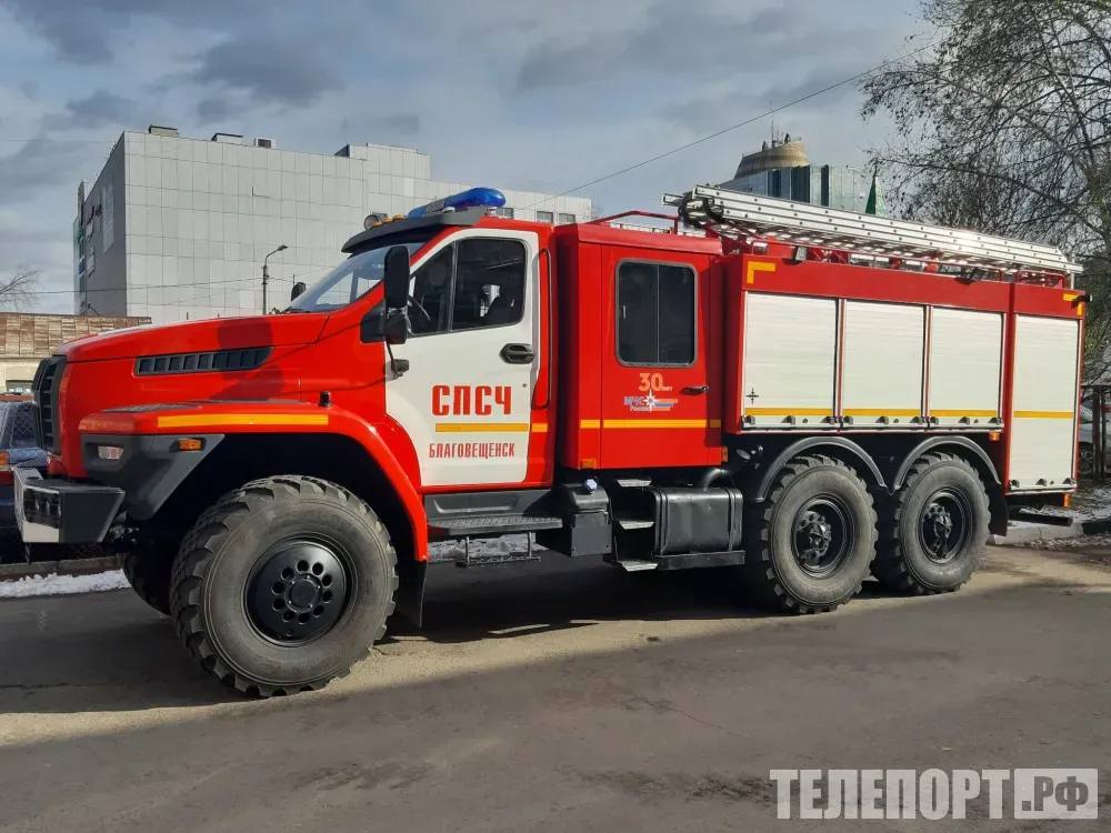 Два человека пострадали при пожаре в многоэтажке в Сковородино Оба пострадавшие доставлены в Сковородинскую больницу и их жизни вне опасности Амурский центр гражданской защиты и пожарной безопасности сообщает что 10 декабря утром в городе Сковородино по адресу улица 60 лет СССР произошел пожар в одной из квартир пятиэтажного жилого дома В 7 37 поступило сообщение о возгорании Пожарные из ПЧ 45 прибыли на место происшествия в 7 44 В 8 28 огонь был полностью ликвидирован В результате пожара в одной из комнат была повреждена электророзетка обгорела стена а сама комната оказалась закопчена В результате пожара пострадали два человека Женщина 1955 года рождения отравилась угарным газом а мужчина 1987 года рождения получил травмы приведшие к переломам Оба пострадавших были доставлены в Сковородинскую районную больницу где им оказывается необходимая медицинская помощь Как сообщает Амурский центр ГЗ и ПБ их жизни вне опасности ТЕЛЕПОРТ РФ здесь все об Амурской области Мы в МАХ Написать нам