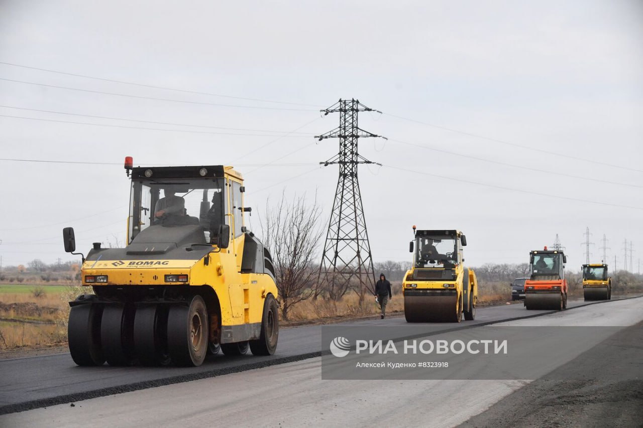596 км региональных и местных дорог обновят в воссоединенных регионах в 2025 году В 2025 году в Донецкой и Луганской Народных Республиках, Херсонской и Запорожской областях работы пройдут на 596,4 км региональной и местной дорожной сети. В текущем году работы по содержанию дорог будут продолжены. Так, в Запорожской области заменят слои износа на 171 км региональных дорог и 35 км улично-дорожной сети населенных пунктов. Новый Мелитополь подпишись