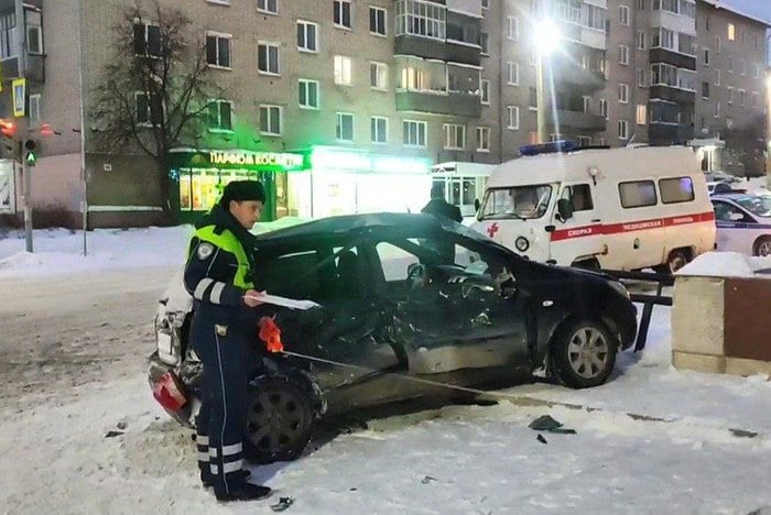 «Вылетел из салона». «Скорая помощь» с тяжелобольным попала в ДТП в Красноуфимске  В Красноуфимске Госавтоинспекция устанавливает обстоятельства ДТП с участием машины скорой медицинской помощи. Авария произошла в субботу, 21 декабря около 16.00 на перекрестке улиц Мизерова и Озерной.  По предварительным данным, водитель Hyundai Getz при проезде регулируемого перекрестка на разрешающий зеленый сигнал светофора не уступил дорогу спецтранспорту — автомобилю скорой медицинской помощи марки УАЗ, который двигался с включёнными световыми и звуковыми сигналами для транспортировки тяжелобольного пациента в медицинское учреждение.