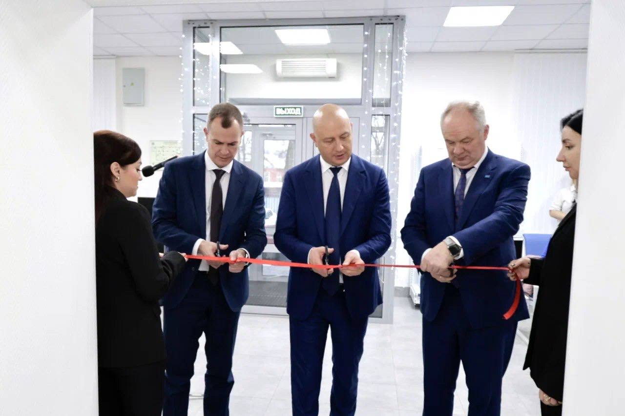 В Рязани открылся новый клиентский центр Рязаньгоргаза Здесь реализуется полный спектр услуг по газификации от подачи заявок на подключение до технического обслуживания оборудования Ежедневно в КЦ смогут получать услуги 240 клиентов Чтобы обеспечить максимальное удобство в центре созданы комфортные зоны ожидания в том числе и для маленьких посетителей внедрены цифровые сервисы приема и самообслуживания Мы продолжаем развивать клиентские сервисы для действующих и будущих потребителей и сегодняшнее открытие еще один шаг на этом пути Главная цель сделать взаимодействие с газовыми компаниями максимально удобным Сеть клиентских центров открывается по всей стране реализуются новые цифровые решения для комфорта потребителей впереди новые проекты отметил заместитель генерального директора Газпром межрегионгаз Олег Ляпустин Читайте нас в МАХ клиентоориентированность