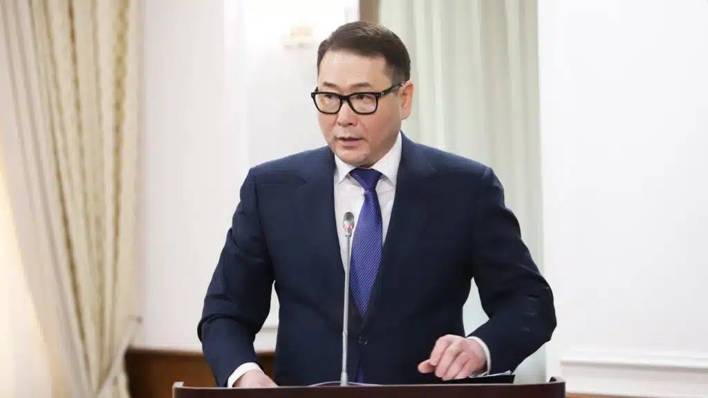 Продукты в Казахстане могут подорожать на 2 5 3 из за налоговых изменений Министр торговли РК Арман Шаккалиев заявил что рост цен на продукты в стране неизбежен По его словам подорожание составит от 2 5 до 3 и будет связано с изменениями в налоговых режимах и учетных правилах Он отметил что речь идет о краткосрочном эффекте Сейчас окончательный перечень продуктов которых коснется рост еще обсуждается с бизнесом После завершения переговоров будут приняты меры для стабилизации цен kursivm kursiv news