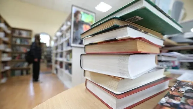 Власти могут изъять более 50 книг из российских библиотек из за закона об иноагентах Более 50 библиотечных фондов России попадает под риск изъятия в случае буквального исполнения законодательства об иноагентах и нежелательных организациях заявил президент издательской группы Эксмо АСТ Олег Новиков Проблема затрагивает не только авторов признанных иноагентами но и всех кто участвовал в создании книги от авторов комментариев до дизайнеров и редакторов Речь идет о широком перечне книг  произведения где автор признан иноагентом  издания с участием редакторов авторов аннотаций или дизайнеров с таким статусом  книги выпущенные при поддержке организаций признанных нежелательными Под риск изъятия попадают не только современные издания но и научные работы классика и краеведческая литература Проблема может затронуть даже диссертации и исследования где используются ссылки на такие источники Это создает сложности для развития образовательной и просветительской деятельности отметил Новиков Формально книги не запрещены но их использование становится проблемным Издатели предлагают снизить правовую неопределенность и не распространять ограничения на книги выпущенные до присвоения статуса Также обсуждается создание единого центра экспертизы чтобы избежать разных трактовок в регионах Читайте меня в MAX   max ru bloodysx