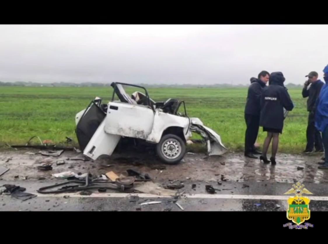 Водители погибли в аварии в Мостовском районе 50-летняя женщина на Ford не справилась с управлением, её машина выехала на встречную полосу. Иномарка столкнулась с «семёркой», за рулём которой был 29-летний мужчина. Водители скончались на месте. Фото: Быть в курсе Прислать новость