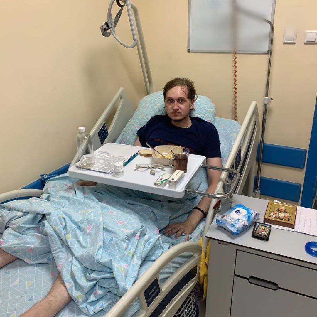 Россиянин выпивал по 3 5 энергетиков в день и лишился возможность ходить У 22 летнего парня отказали ноги и развился некроз поджелудочной Во время компьютерных игр для бодрости он постоянно пил энергетики на голодный желудок После первой госпитализации с панкреатитом последовали рецидивы с образованием кисты и гнойным некрозом поджелудочной Затем парень оказался в реанимации с интоксикацией организма и отказом ног