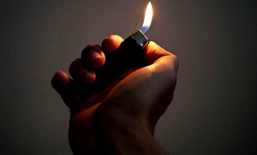 Пьяная ссора едва не привела к сожжению человека в Кош Агачском районе По информации МВД РА один сельчанин ранее имевший проблемы с законом пригласил к себе домой знакомого чтобы с ним выпить По классике жанра после горячительного мужчины поссорились Вышли во двор чтобы поговорить и тут эмоции их победили Хозяин дома взял канистру с бензином которая стояла на крыльце и облил гостя с угрозами что подожжет его Однако пока угрожавший искал зажигалку облитый бензином гость убежал и прямиком отправился в отдел полиции Гостеприимный хозяин доставленный в отдел для дачи показаний вину свою признал и за угрозу убийством стал фигурантом нового уголовного дела