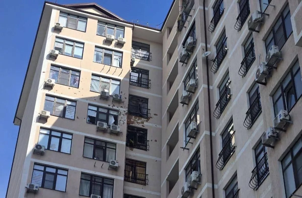 Поврежденные при атаке беспилотников ВСУ многоэтажки в Новороссийске отремонтируют к сентябрю.  Администрация утвердила план для ул. Суворовская, 71 и Мысхакского шоссе, 59В. Подрядчики определены, срок выполнения — 60 дней. Работы стартуют 1 июля.   Напомним, 3 мая город подвергся атаке дронов, повреждены дома в ЖК «Аврора», на ул. Суворовская и в Восточном районе. Пострадало более 190 квартир, введен режим ЧС.  Кубанские Новости