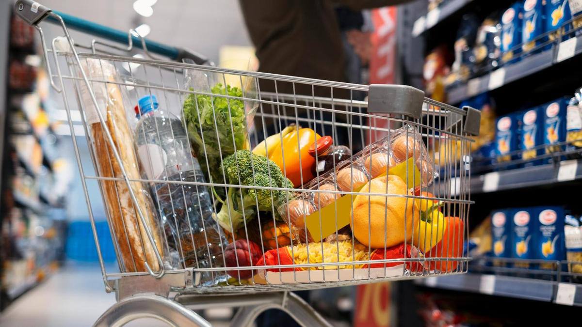 В Алтайском крае некоторые продукты стали дешевле В конце апреля в регионе подешевели огурцы и помидоры. Стоимость томатов снизилась на 13,86 рубля. Сейчас один килограмм этих овощей можно купить в среднем за 276,45 рубля. Огурцы подешевели на 10,42 рубля. Их средняя цена достигла 178,6 рубля за килограмм. Стоимость других фруктов и овощей изменилась несущественно. Также за неделю с 21 по 28 апреля стали дешевле куриные яйца на 1,29 рубля и сахар-песок на 0,26 рубля . Цена сливочного масла упала на 0,17 рубля, молока на 0,04 рубля. Такие данные приводит Алтайкрайстат. Алтайская правда