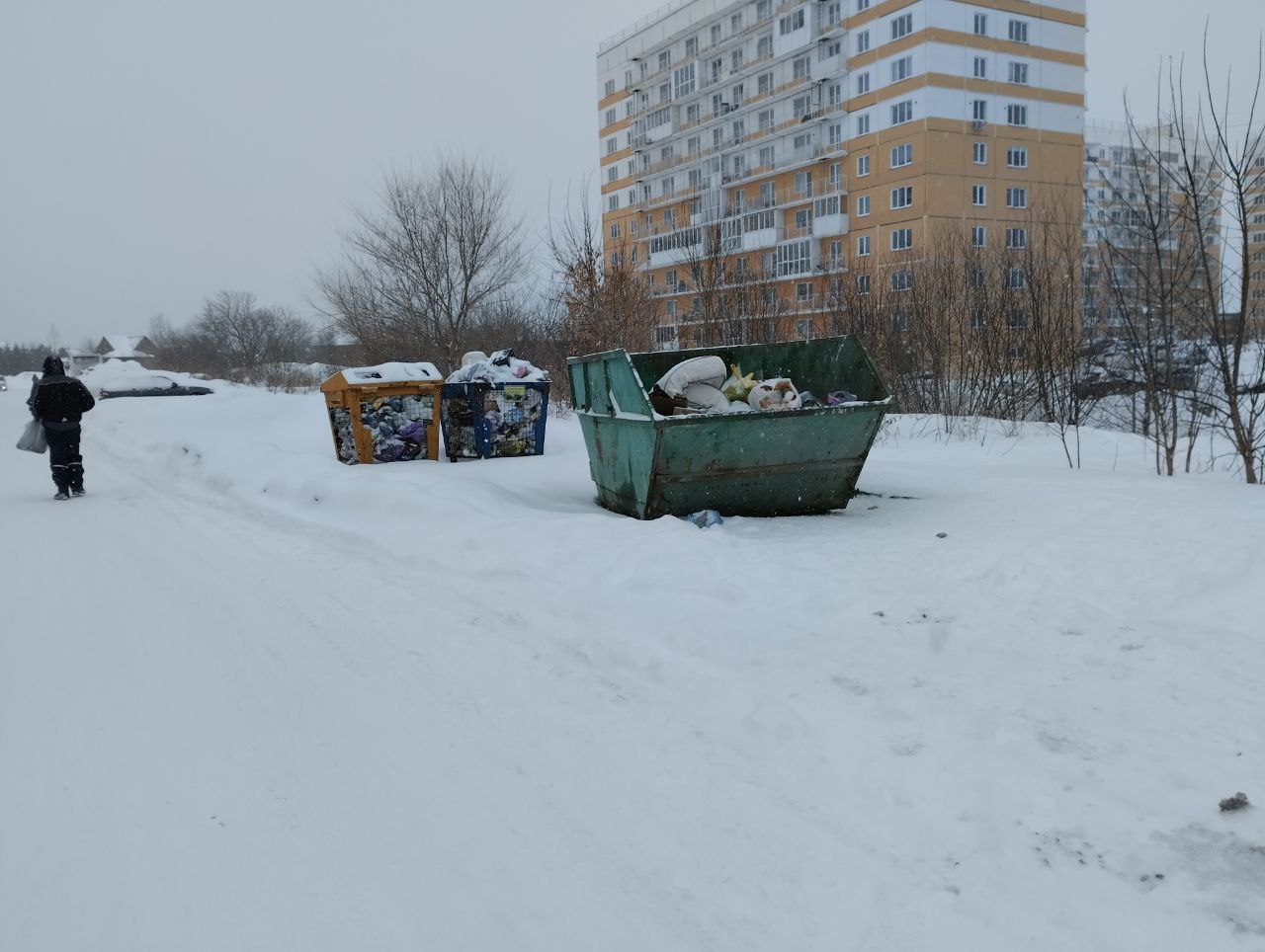 Спецавтохозяйство не может найти подрядчиков на вывоз мусора в Новосибирске   АО «Спецавтохозяйство» выставило на торги 7 лотов на вывоз мусора. Судя по данным, заявленным в конкурсной документации, большинство лотов подорожали. По некоторыми при этом увеличился объем отходов, которые должен будет вывозить победитель. По некоторым — уменьшился. Часть лотов регоператор переформатировал.  Как выяснил Infopro54, самый крупный лот — на 220 млн рублей, 73 тысяч тонн отходов  на первых торгах 195 млн рублей, 52 тысячи тонн — по-прежнему вывоз мусора из Искитима, Искитимского района и Бердска. Этот тендер регоператор проводит с октября и не может найти подрядчиков. Подробнее читайте по ссылке   INFOPRO54    Фото Infopro54, автор: Юлия Данилова.