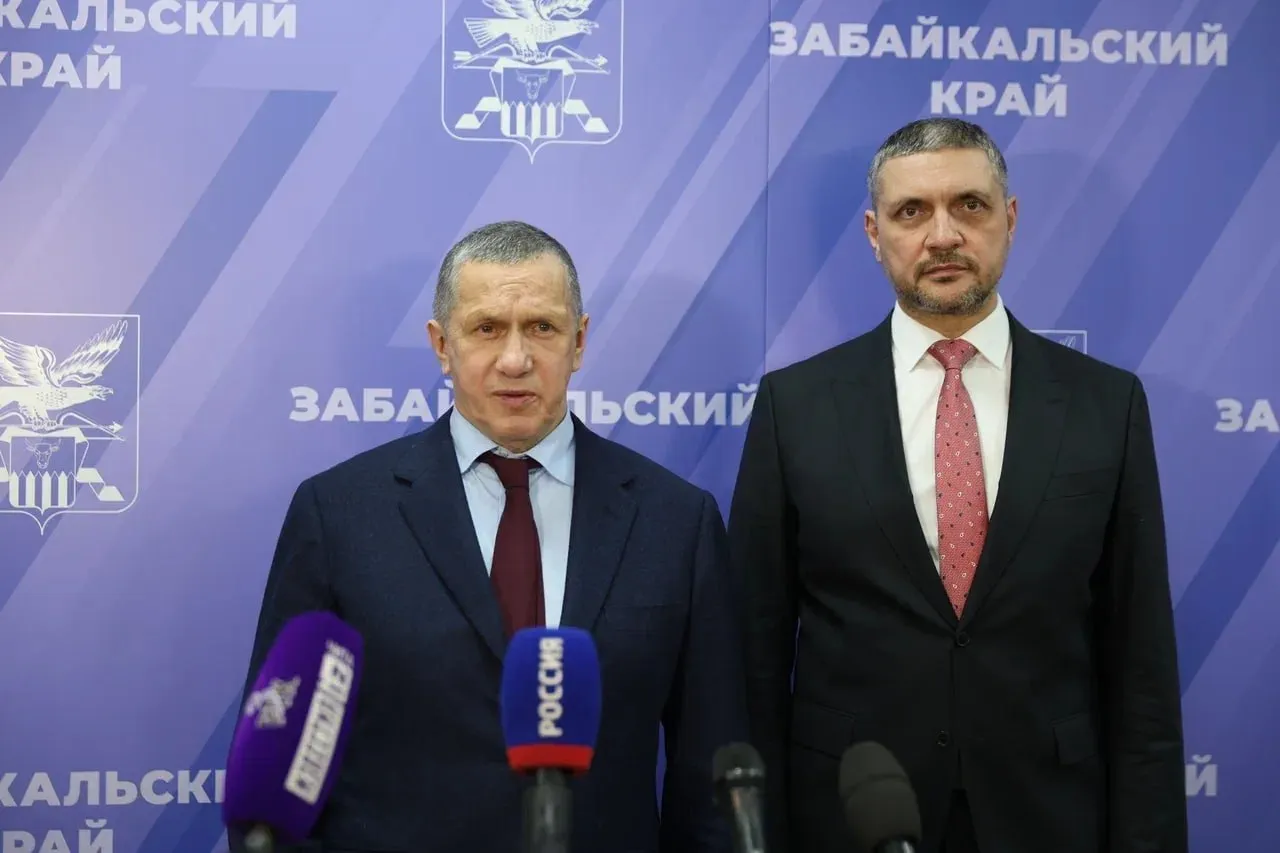Юрий Трутнев Я вижу что показатели развития Забайкалья существенно превышают среднероссийские Вице премьер правительства России полномочный представитель Президента в ДФО Юрий Трутнев подвел итоги совещаний по социально экономическому развитию и реализации инвестпроектов в Забайкальском крае Развитие региона связано с трудом тысяч людей которые здесь живут подчеркнул полпред Я редко кого хвалю Мне кажется что когда ты говоришь о замечаниях то это больше стимулирует людей И если брать абсолютные показатели связанные с объемами инвестиций новыми проектами с созданием рабочих мест то Забайкалье сегодня где то в середине регионов Дальнего Востока Но я помню как начинали и я вижу динамику вижу что сегодня показатели развития Забайкалья существенно превышают среднероссийские Самое главное в основе этого лежит хорошая работа работа непростая сказал Юрий Трутнев  Полпред в ДФО добавил руководство и жители региона совместно стремятся к тому чтобы край развивался Развитие Забайкалья связано с трудом тысяч людей которые живут здесь крутятся работают стараются добиваться лучших результатов а мы помогаем потому что правительство Российской Федерации и обязано помогать людям помогать региону подчеркнул Юрий Трутнев   Подписывайтесь TG VK MAX