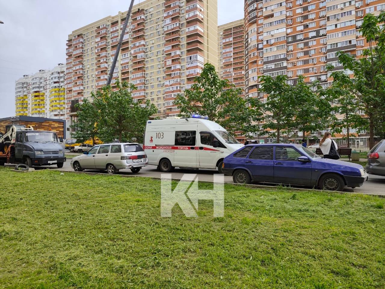 Снова сбили ребенка на улице им. писателя Знаменского в Краснодаре. Спустя несколько часов после ДТП со сбитым ребенком, на той же улице пострадал еще один школьник. Девятилетний мальчик переходил дорогу вне пешеходного перехода. Ребенок получил травмы, он доставлен в больницу. Кубанские Новости
