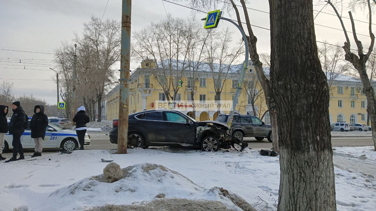 В Госавтоинспекции прокомментировали аварию возле детской горбольницы №1 в Челябинске  Выяснилось, что до того, как врезаться в столб, автомобиль BMW столкнулся с другой иномаркой Hyundai.  "По предварительным данным, водитель, мужчина 1990 года рождения, управляя автомобилем BMW, и водитель, мужчина 2005 года рождения, управляя автомобилем Hyundai, совершили между собой столкновение, после чего автомобиль BMW совершил наезд на препятствие  дорожный знак , повредив его", - уточнили в Госавтоинспекции Челябинска.  При этом травмы получил водитель Hyundai.     Фото: ГТРК "Южный Урал"     Вести Южный Урал   Челябинск