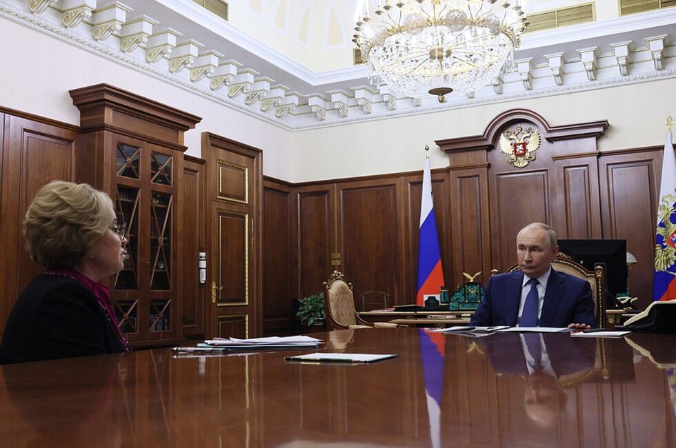 Матвиенко высоко оценила законодательную интеграцию Донбасса и Новороссии  Законодательное сопровождение процессов интеграции воссоединенных территорий Донбасса и Новороссии практически завершено. Одобрено всего 99 законов. Могу отметить, что многие вопросы региональные команды этих субъектов Федерации уже сами решают успешно в правовом российском поле,  — сказала спикер Совфеда на встрече с Президентом РФ Владимиром Путиным.  Фото: Администрация Президента России  Читать полностью    Подписаться