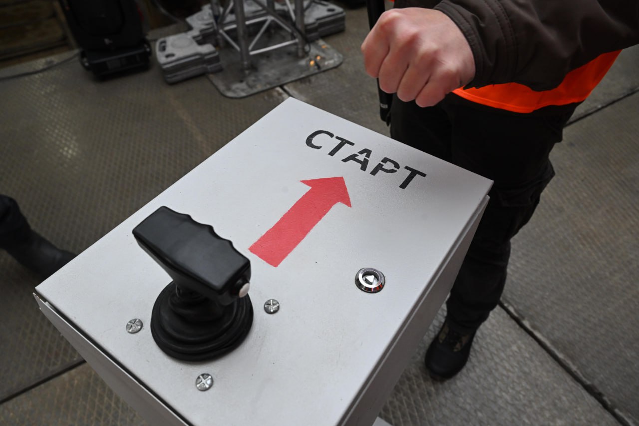 В Арктике Якутии построят еще три торгово логистических центра к концу года До конца 2025 года в Арктической зоне Якутии планируется завершить строительство трех новых торгово логистических центров ТЛЦ Новые объекты заработают в селе Батагай Алыта Эвено Бытантайского района селе Оленек Оленекского района и поселке Чокурдах Аллаиховского района Об этом сообщил заместитель министра по развитию Арктики и делам народов Севера Михаил Погодаев в передаче Актуальное интервью телеканала НВК Саха Он подчеркнул что эти центры станут важным звеном в системе северного завоза обеспечивая надежные условия для хранения и распределения товаров в арктических улусах республики В текущем году уже был введен самый крупный по площади торгово логистический центр в Батагае Верхоянского района С открытием трех новых центров общее число ТЛЦ в Якутии достигнет тринадцати Таким образом будет сформирована единая сеть центров по всей Арктике Кроме логистики в регионе идет активное строительство сельскохозяйственных объектов в Верхоянске возведен коровник на 120 голов и модульный молочный завод в селе Алеко Кюель Среднеколымского района создан животноводческий комплекс на 60 голов В Якутске построен новый цех по переработке сельскохозяйственной продукции производящий консервы из мяса ягод и овощей поставляемой из арктических районов Проект создания сети торгово логистических центров стартовал в 2021 году в соответствии с Указом Главы Республики Саха Якутия Айсена Николаева О Стратегии социально экономического развития Арктической зоны Республики Саха Якутия до 2035 года Этот комплексный подход способствует развитию инфраструктуры повышению качества жизни жителей северных территорий и обеспечению продовольственной безопасности региона