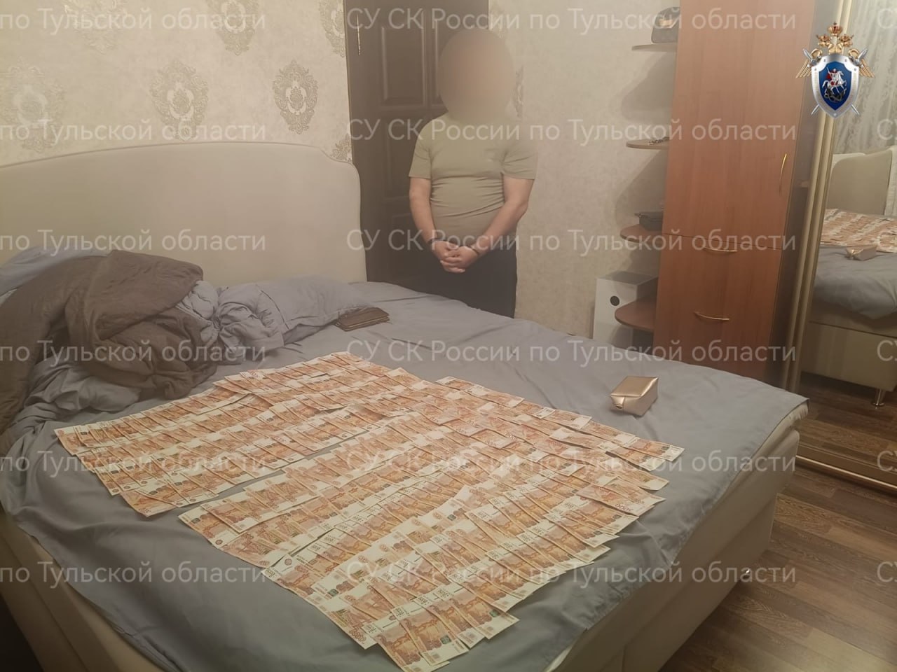 В Тульской области накрыли подпольное казино для избранных Игорный клуб работал с марта 2021 года по май 2025 года. Организаторами выступали семь жителей Щекина. Деятельность их подпольного клуба была под секретом, а игроков допускали только с разрешения персонала . В ходе обысков у фигурантов изъяли 3 млн рублей и 1 тысячу долларов, а также компьютеры и другие технические устройства. Все участники установлены и доставлены в следственный отдел, каждому из них избрали меру пресечения. Организатору азартных игр предъявлено обвинение, сообщили в пресс-службе СУ СКР по Тульской области.