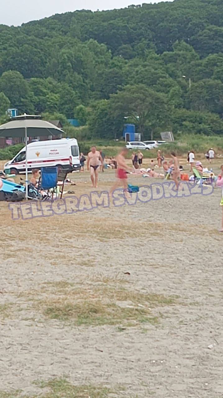 В Большом Камне выпивший мужчина решил искупаться в море — у него остановилось сердце и он утонул Сегодня на пляже Вальтон в Большом Камне мужчина перегрелся на солнце и решил охладиться в море, предварительно подкрепившись алкоголем. Это стало для него фатальной ошибкой. У мужчины остановилось сердце, медики констатировали смерть. Админу