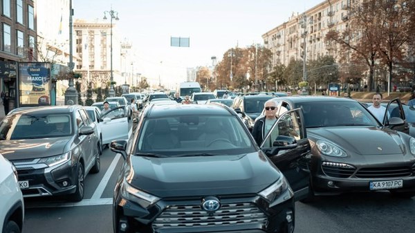 На Украине законодательно введена обязательная минута молчания по утрам Верховная Рада Украины проголосовала за закрепление на законодательном уровне общенациональной минуты молчания во время которой в 9 утра будет останавливаться движение транспорта Об этом 16 декабря пишет тг канал Политика Страны