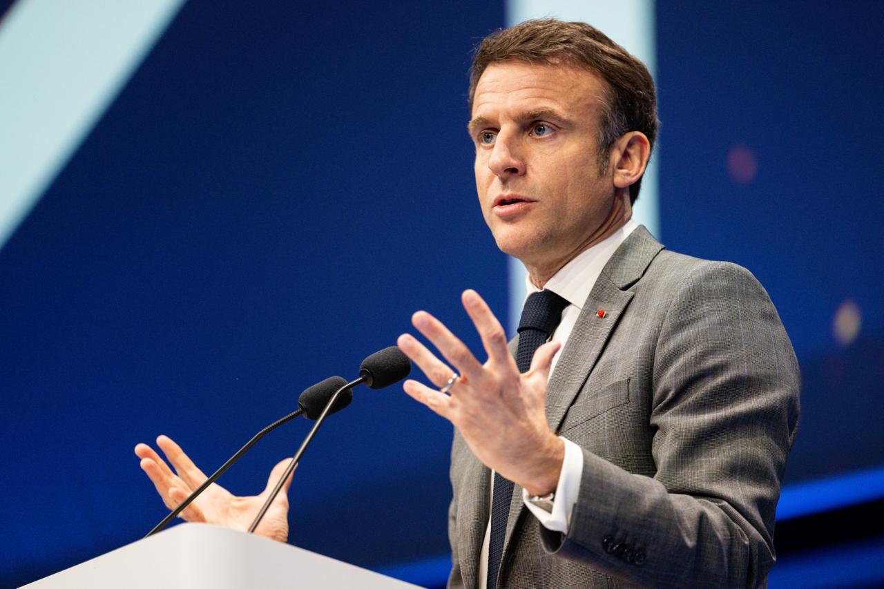 Макрон пригрозил Китаю пошлинами от Евросоюза Евросоюз может рассмотреть вопрос о введении торговых пошлин в отношении китайских товаров если Пекин не решит проблему торгового дефицита между ЕС и КНР сообщил Макрон в интервью газете Les Echos Я предупредил их если они не примут никаких мер в ответ то мы европейцы будем вынуждены в ближайшие месяцы предпринять решительные шаги подчеркнул президент Франции   Подпишитесь на Абзац TG VK Дзен MAX Rutube