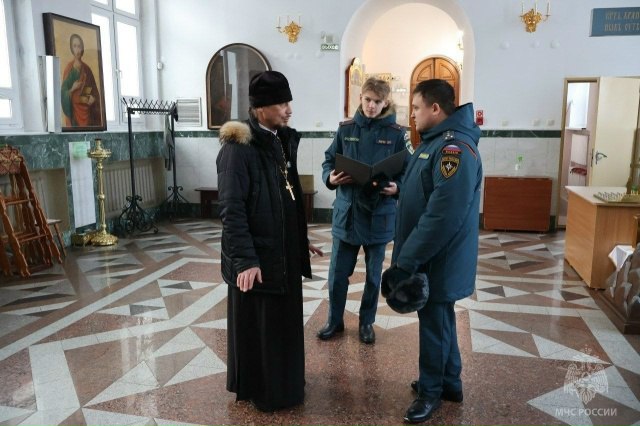 Рождество Христово праздник светлый никакими экстренными происшествиями омрачаться не должен В преддверии Рождества Главным управлением МЧС России по Республике Марий Эл проведен комплекс мероприятий направленных на обеспечение безопасности в православных храмах республики В этом году в проведении праздничных богослужений будет задействовано 99 религиозных объектов С настоятелями и персоналом храмов проведены инструктажи даны рекомендации по обеспечению пожарной безопасности в период праздничных мероприятий Во время рождественских служб в храмах будет организовано дежурство пожарных МЧС России и специалистов государственного пожарного надзора Не стоит забывать о пожарной безопасности и самим гражданам Особенно внимательными следует быть пожилым людям В частности нельзя оставлять без присмотра зажженные свечи размещать их рядом с легковоспламеняющимися предметами Подписывайся на нас в MAX Подписывайся на МЧС России в Telegram MAX