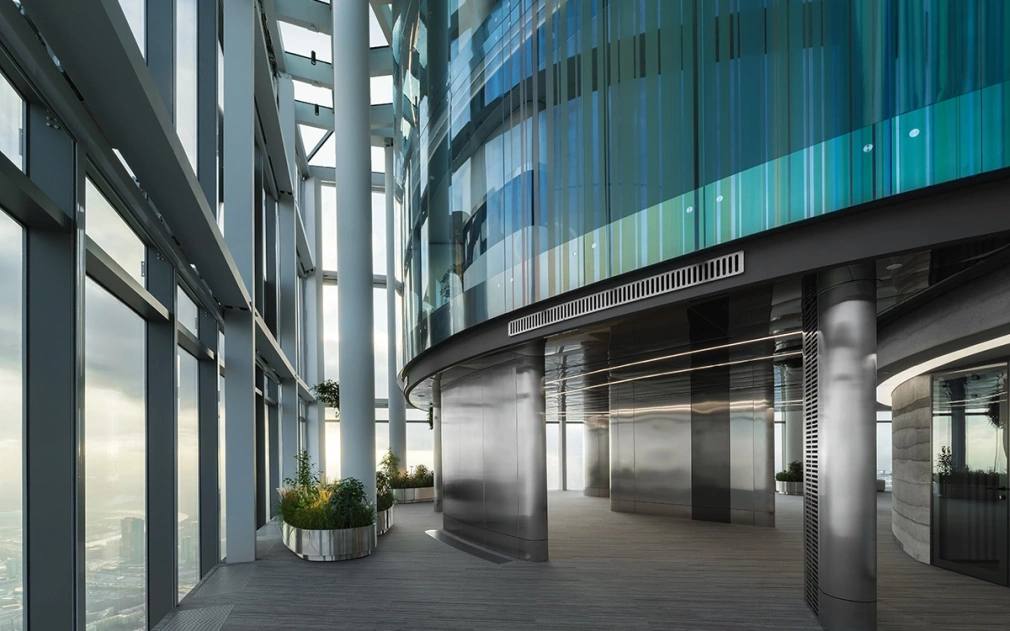 В Москва Сити продают самый дорогой и высокий офис в Европе В башне Федерация выставили на продажу трехуровневый пентхаус за рекордные 11 миллиардов рублей Это не только самое дорогое рабочее место в стране но и самый высокий офис в Европе он находится на 95 м этаже на высоте 375 метров Стоимость одного квадрата здесь составляет баснословные 4 16 млн рублей что делает этот лот абсолютным чемпионом на рынке недвижимости kvadratnymaster Фото Aeon City Estate