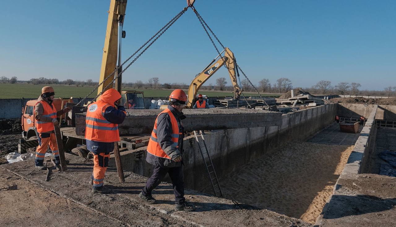 Губернатор Владимиров обозначил пути решения проблемы дефицита воды  Губернатор Ставрополья Владимир Владимиров провел первое заседание экспертного совета по водоснабжению и водоотведению. Глава региона обозначил пути решения проблемы дефицита воды — сейчас региону не хватает примерно 142 тысяч кубометров в сутки.  Так, планируется нарастить мощности объектов водоснабжения. Для этого ведется сотрудничество с Правительством РФ, федеральными ведомствами и институтами развития.  Кроме того, будет контролироваться рост нагрузки на системы водоснабжения. Новое строительство будет допустимо только при наличии свободных мощностей по воде. Исключение составят соцобъекты, жилье для детей-сирот, переселенцев из аварийных домов и перспективные инвестпроекты.