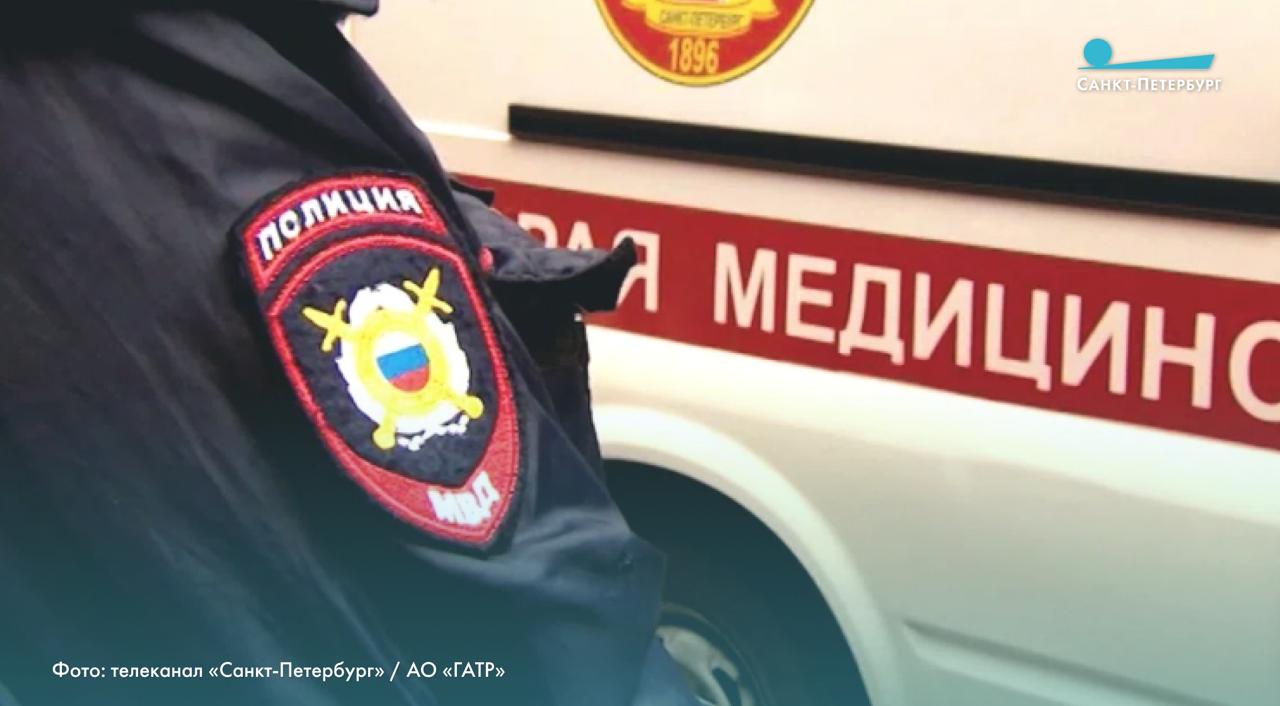 Массовая драка с ножами и битами на Пейзажной улице закончилась госпитализацией двух человек 27 декабря поздно вечером в кафе на Пейзажной улице произошла словесная ссора между двумя компаниями переросшая в драку с участием около семи человек использовавших спортивный инвентарь Росгвардия и полиция задержали двух мужчин 29 летнего приезжего и 39 летнего жителя Подмосковья на них оформили протоколы за мелкое хулиганство Двух петербуржцев 22 и 28 лет госпитализировали Остальные участники скрылись их ищет полиция В настоящее время решается вопрос о возбуждении уголовного дела Наши новости в Телеграм VК ОK MAX