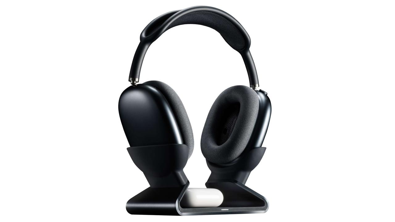 У Mophie вышла гениальная зарядка для AirPods Популярный производитель аксессуаров Mophie выпустил зарядную станцию Max Charging Stand которая может одновременно заряжать AirPods Max с разъёмом USB C и AirPods или AirPods Pro Mophie Max Charging Stand удерживает AirPods Max в вертикальном положении с помощью магнитного адаптера на USB C который подключается к порту наушников Также в комплект входят магниты которые переводят AirPods Max в режим энергосбережения во время зарядки Помимо вертикального расположения AirPods Max в девайсе предусмотрена компактная зарядная платформа Qi которую можно использовать для AirPods или AirPods Pro с поддержкой беспроводной зарядки Сама подставка изготовлена из алюминия и выпускается в чёрном цвете Производитель также предусмотрел мягкую силиконовую подставку которая защищает AirPods Max от царапин Mophie Max Charging Stand уже продаётся в некоторых странах по цене 150 iguides