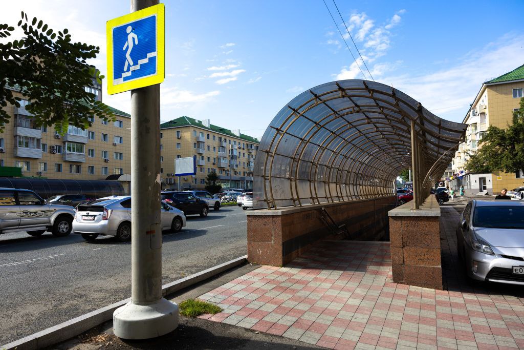Во Владивостоке идёт масштабный ремонт пешеходных переходов    В разгар строительного сезона во Владивостоке одновременно ремонтируют несколько виадуков и подземных переходов. Основные работы сосредоточены на виадуке у ТЦ "Море", где полностью заменяют ступени, ремонтируют ограждения и пролётные балки.    Параллельно приводят в порядок подземные переходы на проспекте 100-летия Владивостока, возле гимназии №2 и других оживлённых местах города. Все работы планируется завершить до конца августа.    Ранее аналогичный ремонт прошёл на виадуках у Парка Победы и Некрасовского рынка.   Подробнее
